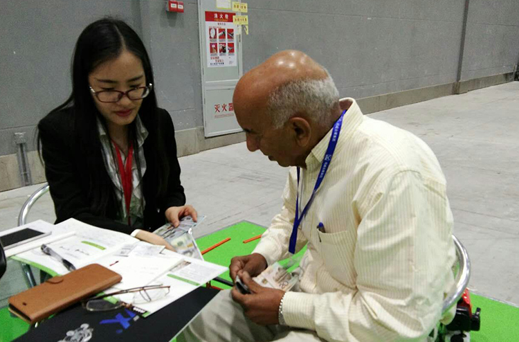 chat with foreign customers about cooperation on fair